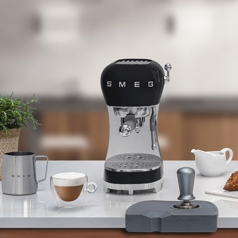 Smeg ECF02BLEU Espressomaskine Sort