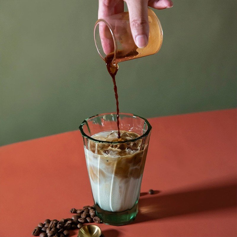 Loveramics Twisted Latte Glas 36 cl 1 Stk Grøn