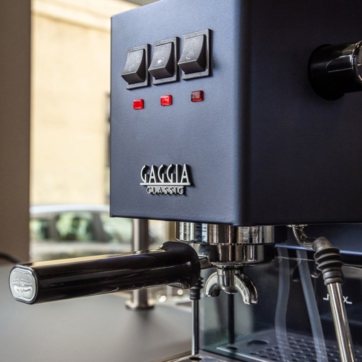 Gaggia Classic E24 Blå Espressomaskine Inkl. Eureka Mignon Zero 55s Mat Sort Espressokværn & Baristaudstyr