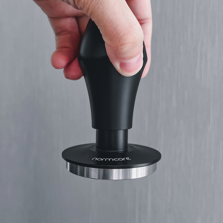 Normcore V4 Tamper med Fjeder & Riller 58 mm Sort