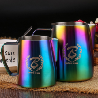 Barista Space Sandy Rainbow Mælkekande 0,6L Titanium