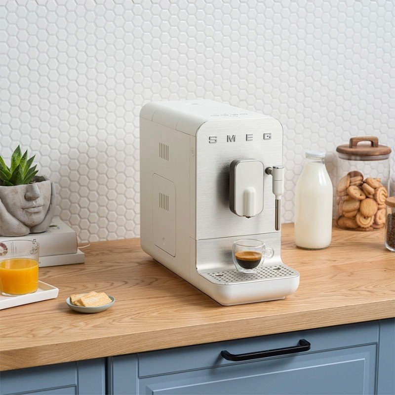 Smeg BCC12WHMEU Hvid Inkl. 1,8kg Rigtig Kaffe Mixpakke Kaffebønner