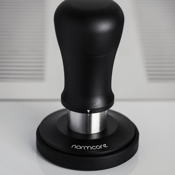 Normcore V5 Tamper med Fjeder & Titaniumsbelægning 53,3 mm Sort