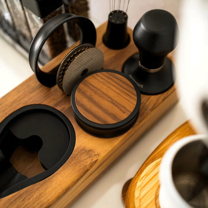 Normcore Coffee Gravity Leveling Tool med Titaniumsbelægning 58 mm Valnød