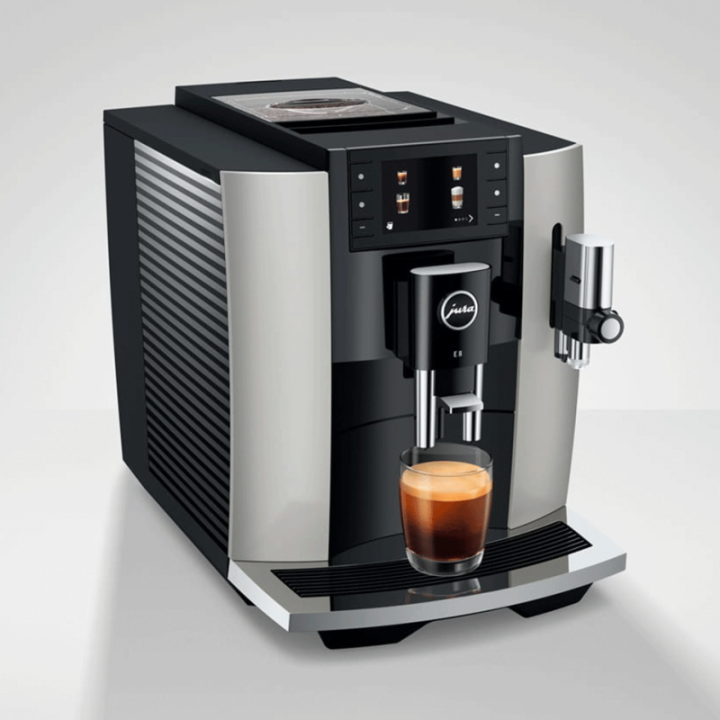 Jura E8 (EC) Platin Espressomaskine Inkl. Startpakke (DK sprog), Mælkebeholder, 3kg Rigtig Kaffe & Pleje