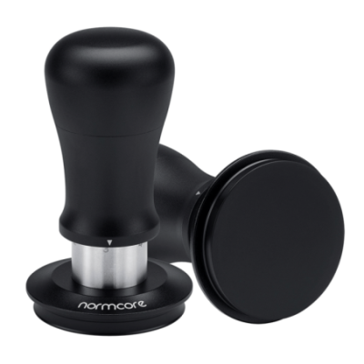 Normcore V5 Tamper med Fjeder & Titaniumsbelægning 58 mm Sort