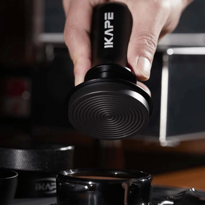 IKAPE V3 Kalibreret Tamper med Fjeder, Riller & Titaniumsbelægning 58 mm Sort