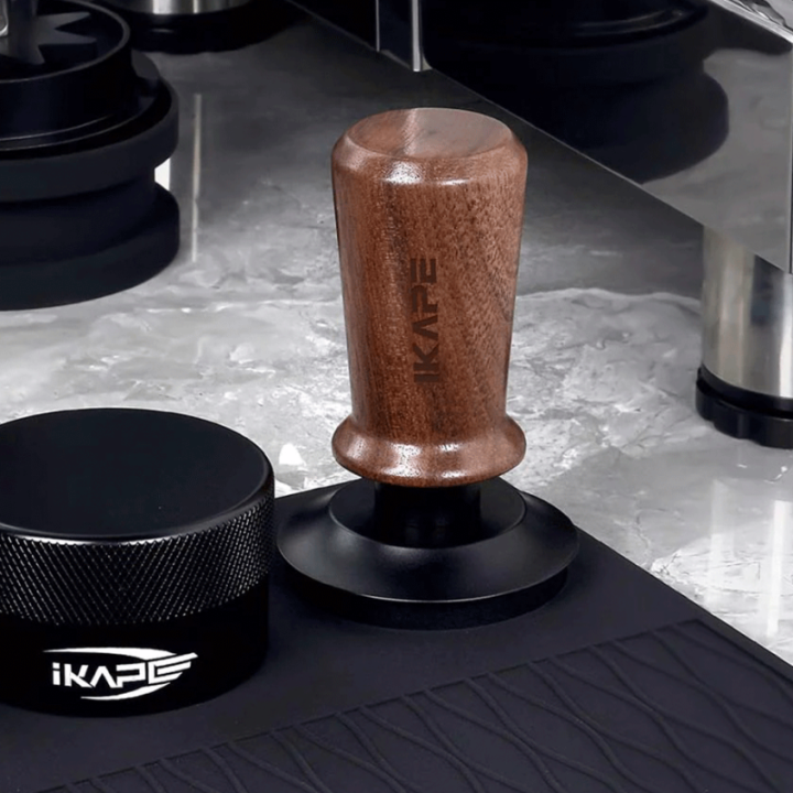 IKAPE V3 Kalibreret Tamper med Fjeder, Riller & Titaniumsbelægning 53,3 mm Valnød