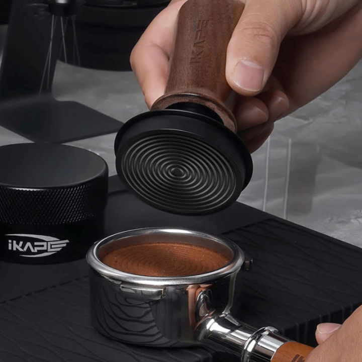 IKAPE V3 Kalibreret Tamper med Fjeder, Riller & Titaniumsbelægning 58 mm Valnød