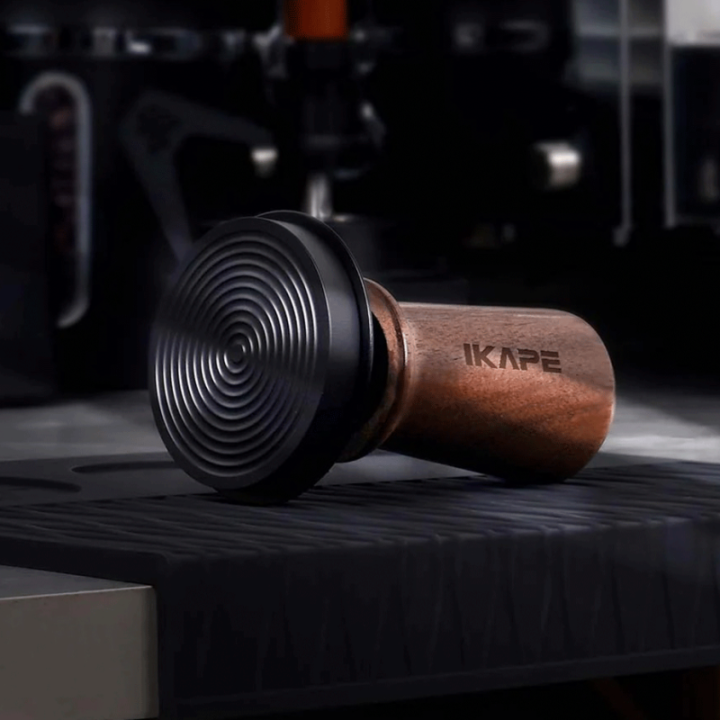 IKAPE V3 Kalibreret Tamper med Fjeder, Riller & Titaniumsbelægning 58 mm Valnød