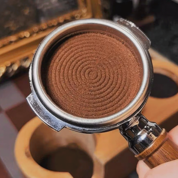 IKAPE V3 Kalibreret Tamper med Fjeder, Riller & Titaniumsbelægning 58 mm Valnød