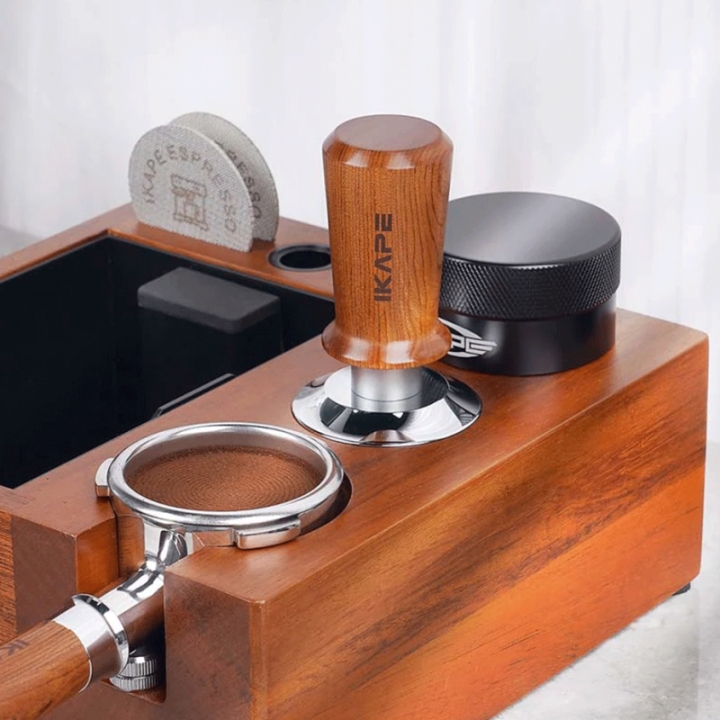 IKAPE Kalibreret Tamper med Fjeder & Riller 58 mm Valnød