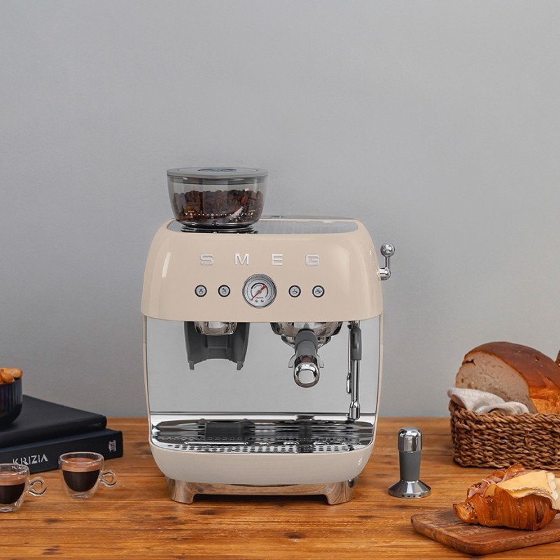 Smeg EGF03CREU Manuell espressomaskin med kvarn Creme inkl. 3 kg kaffe