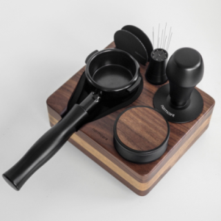 Normcore V4 Tamper med Fjeder & Titaniumsbelægning 58 mm Flerfarvet Træ Inkl. Kompakt Tamper Station Valnøddetræ 58 mm