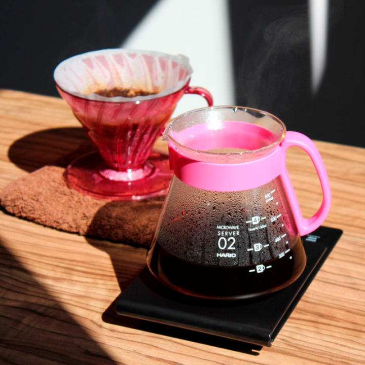 Hario V60 Filterbryg Sæt Pink Inkl. Range Server 0,6 L, Dripper 2 Kop., IKAPE Pour Over Kedel med Termometer 1,2 L & Filtre