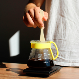 Hario V60 Filterbryg Sæt Gul Inkl. Range Server 0,6 L, Dripper 2 Kop., IKAPE Pour Over Kedel med Termometer 1,2 L & Filtre