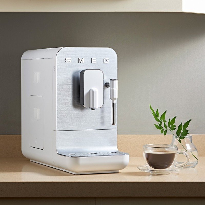 Smeg BCC12WHMEU Espressomaskine Hvid Inkl. Mælkekande 0,35L & Rigtig Kaffe Crema Intenso 1kg Hele kaffebønner