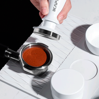 IKAPE V3 Kalibreret Tamper med Fjeder & Riller 58 mm Hvid