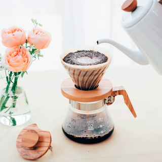 Hario V60 Coffee Server 0,6 L & Hario V60-02 Glas Dripper 2 Kop. Oliventræ