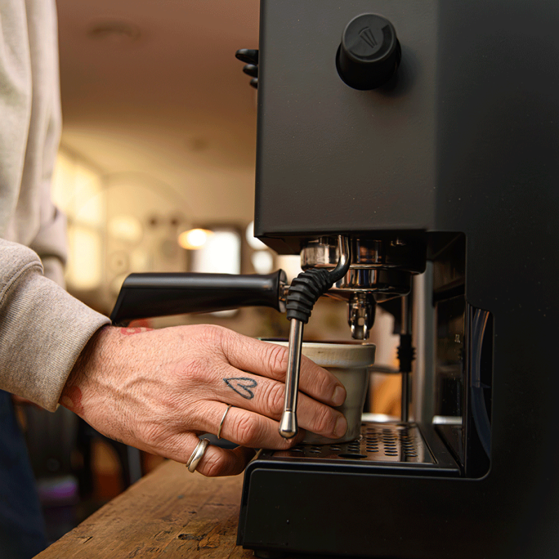 Gaggia Classic UP Sort Espressomaskine Inkl. Eureka Mignon Libra 55 Chrome/Mat Sort Espressokværn