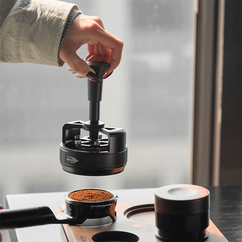 IKAPE One-Press Spring-Back Espresso WDT Tool 58 mm Sort