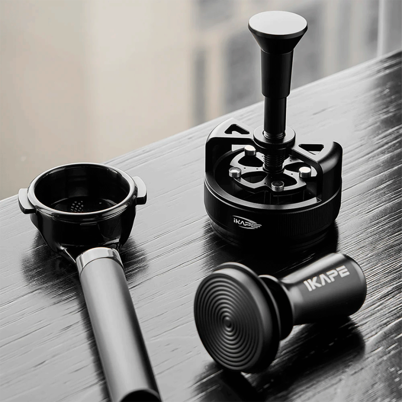 IKAPE One-Press Spring-Back Espresso WDT Tool 58 mm Sort