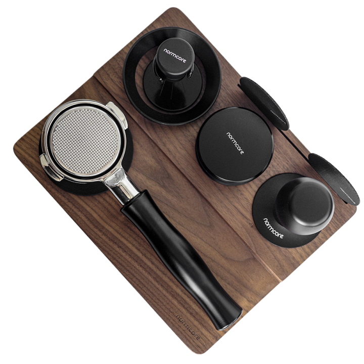 Normcore V4 Tamper med Fjeder, Riller & Titanium 58 mm Sort Inkl. WDT Tool V3 m. Holder, Tampermåtte Valnød & Mælkekande 0,5L