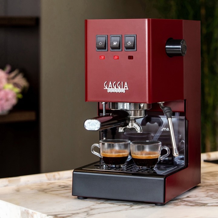Gaggia Classic E24 Rød Espressomaskine Inkl. Eureka Mignon Zero 65 Speedy Mat Sort Espressokværn