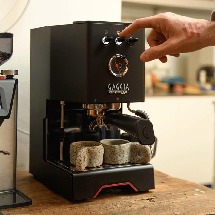 Gaggia Classic UP Sort Espressomaskine Inkl. Eureka Mignon Zero 65 Speedy Mat Sort Espressokværn