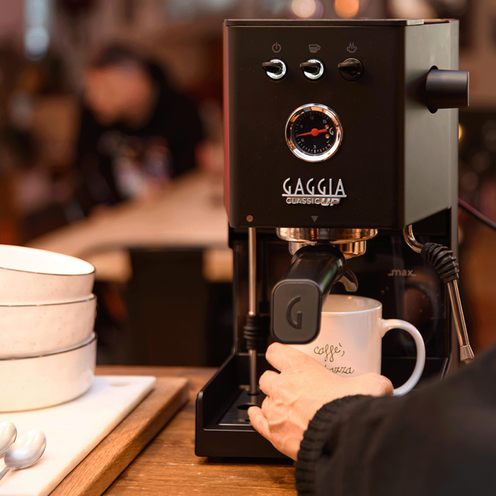Gaggia Classic UP Sort Espressomaskine Inkl. Eureka Mignon Zero 65 Speedy Mat Sort Espressokværn