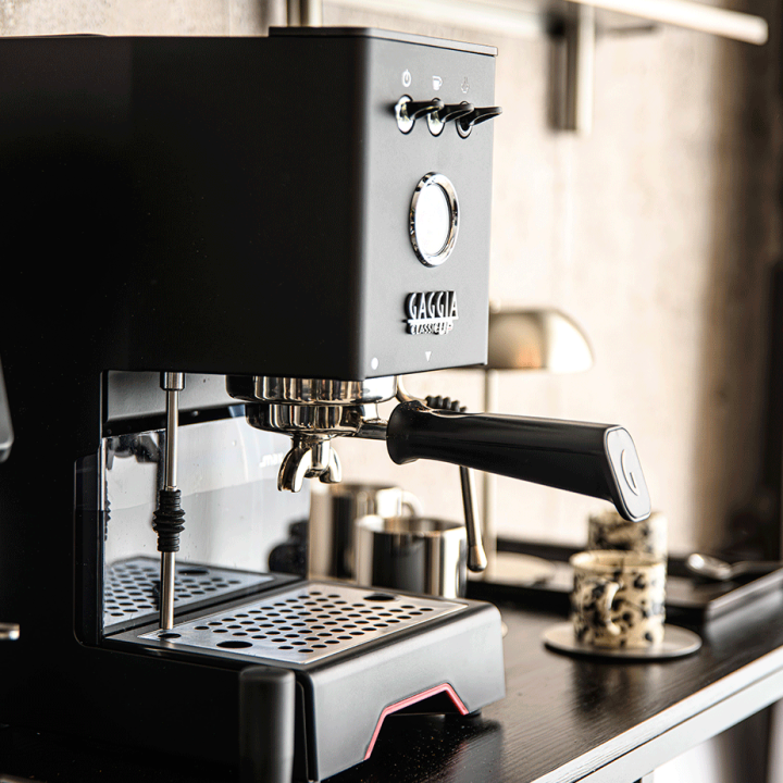 Gaggia Classic UP Sort Espressomaskine Inkl. Eureka Mignon Zero 65 Speedy Mat Sort Espressokværn