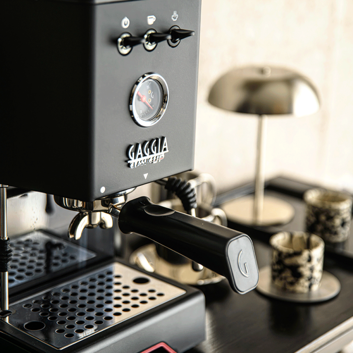 Gaggia Classic UP Sort Espressomaskine Inkl. Eureka Mignon Zero 65 Speedy Mat Sort Espressokværn