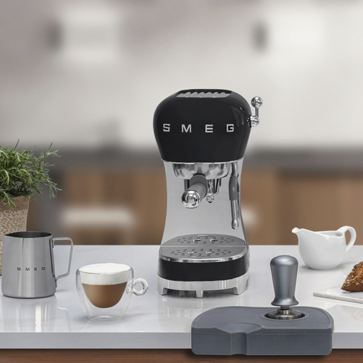 Smeg ECF02BLEU Espressomaskine Sort Inkl. Smeg CGF11BLEU Kaffekværn Sort