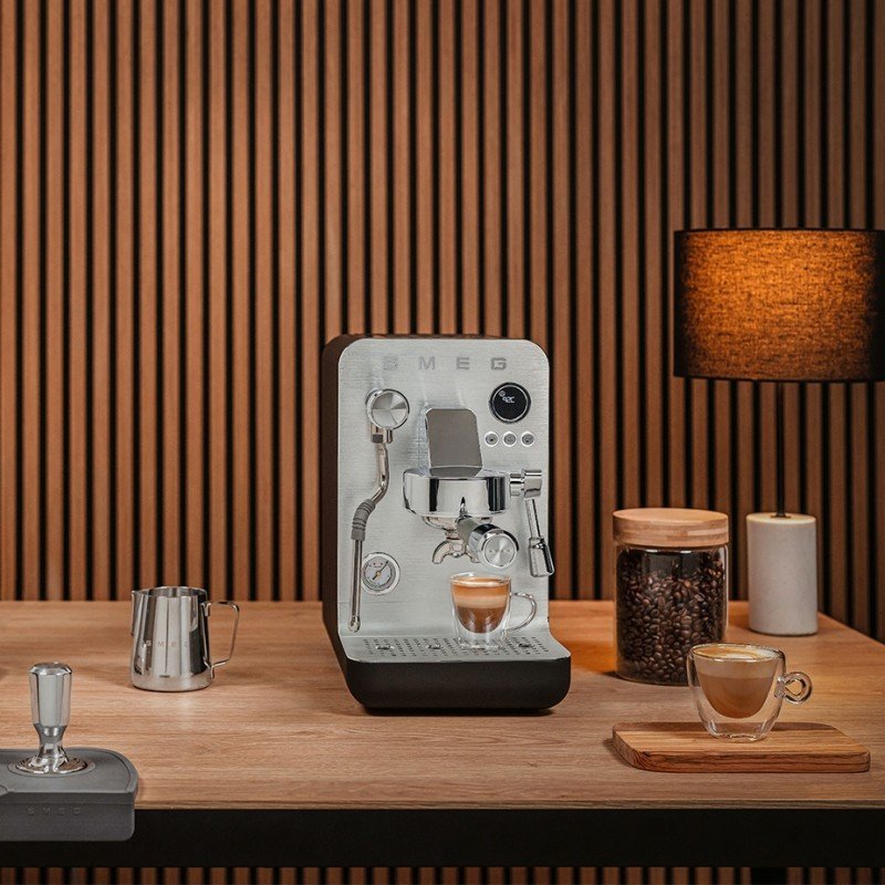 DEMO Smeg EMC02BLMEU Minipro Semiautomatisk Espressomaskine Sort