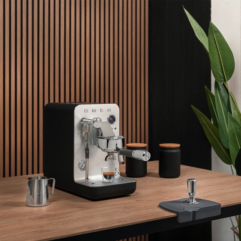 DEMO Smeg EMC02BLMEU Minipro Semiautomatisk Espressomaskine Sort