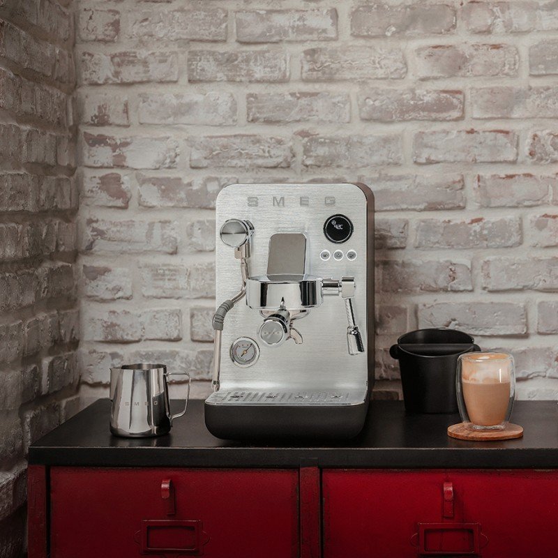 DEMO Smeg EMC02BLMEU Minipro Semiautomatisk Espressomaskine Sort