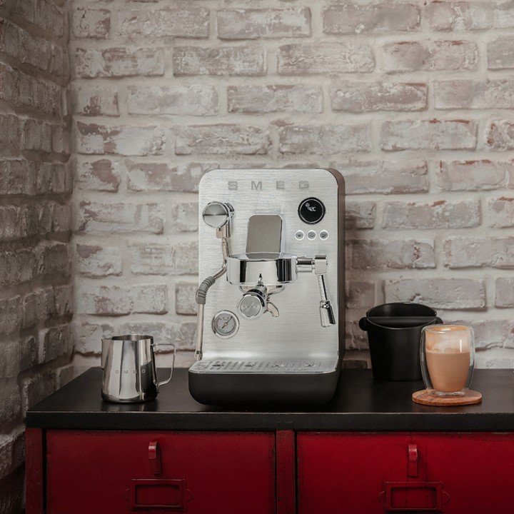 DEMO Smeg EMC02BLMEU Minipro Semiautomatisk Espressomaskine Sort