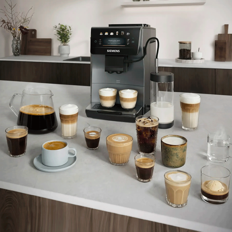 Siemens TP603EM6 EQ6 Espressomaskine Midnat Sølvmetallic Inkl. Mælkekande Glas, Rengøringsprodukter & 2kg Rigtig Kaffe