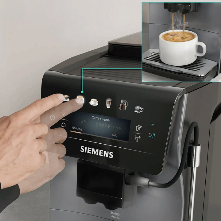 Siemens TP603EM6 EQ6 Espressomaskine Midnat Sølvmetallic Inkl. Mælkekande Glas, Rengøringsprodukter & 2kg Rigtig Kaffe