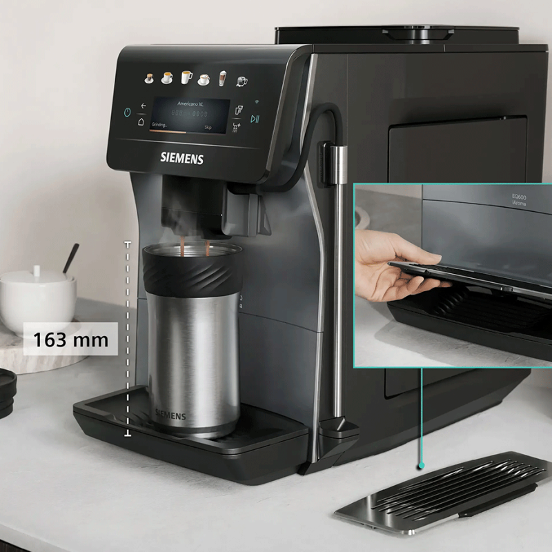 Siemens TP603EM6 EQ6 Espressomaskine Midnat Sølvmetallic Inkl. Mælkekande Glas, Rengøringsprodukter & 2kg Rigtig Kaffe