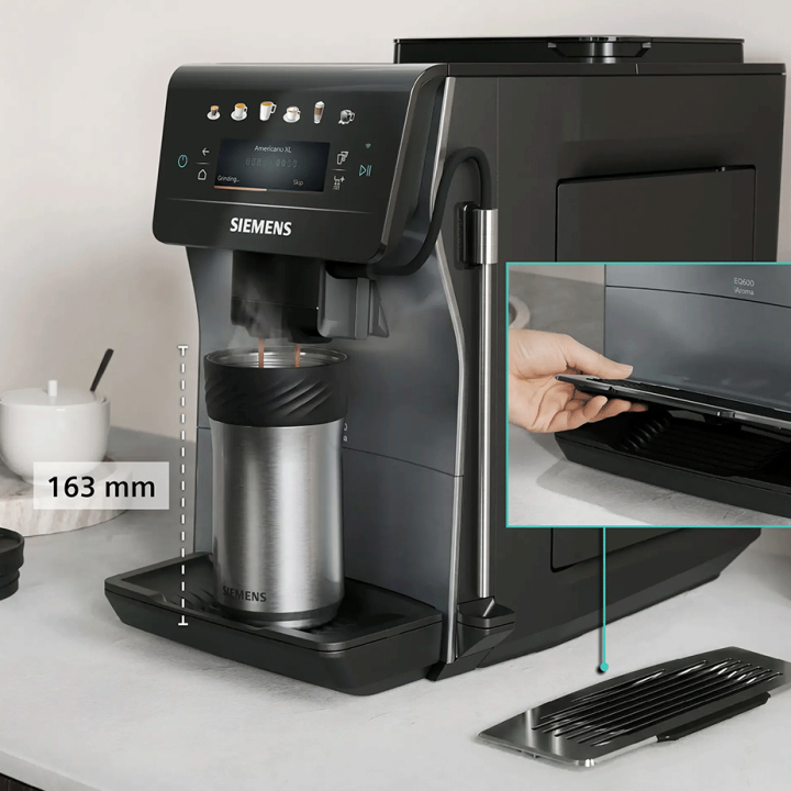Siemens TP603EM6 EQ6 Espressomaskine Midnat Sølvmetallic Inkl. Mælkekande Glas, Rengøringsprodukter & 2kg Rigtig Kaffe
