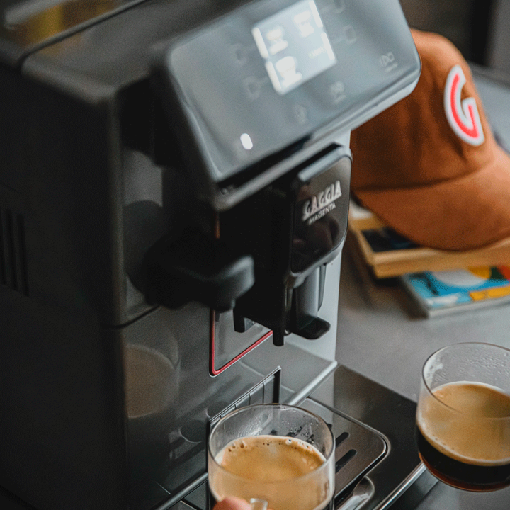 Gaggia Magenta Prestige Glazed Grey Espressomaskine Inkl. 4x Club House Tulipano Cappuccino m. Underkop Rød & 500g Rigtig Kaffe
