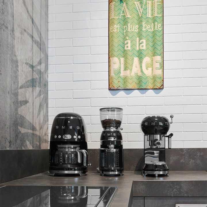 Smeg DCF02BLEU Drip Kaffemaskine Sort Smeg DCF02BLEU Drip Kaffemaskine Sort
