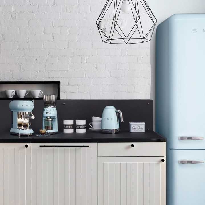 Smeg KLF04PBEU Elkedel m. Temperatur 1,7L Pastelblå Smeg KLF04PBEU Elkedel m. Temperatur 1,7L Pastelblå