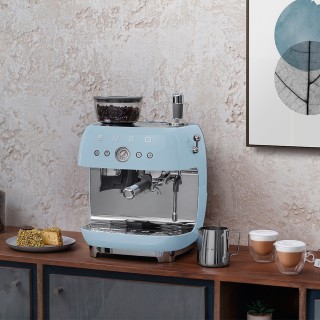 Smeg EGF03PBEU Manuel espressomaskine Inkl. Kværn Pastelblå Smeg EGF03PBEU Manuel espressomaskine Inkl. Kværn Pastelblå