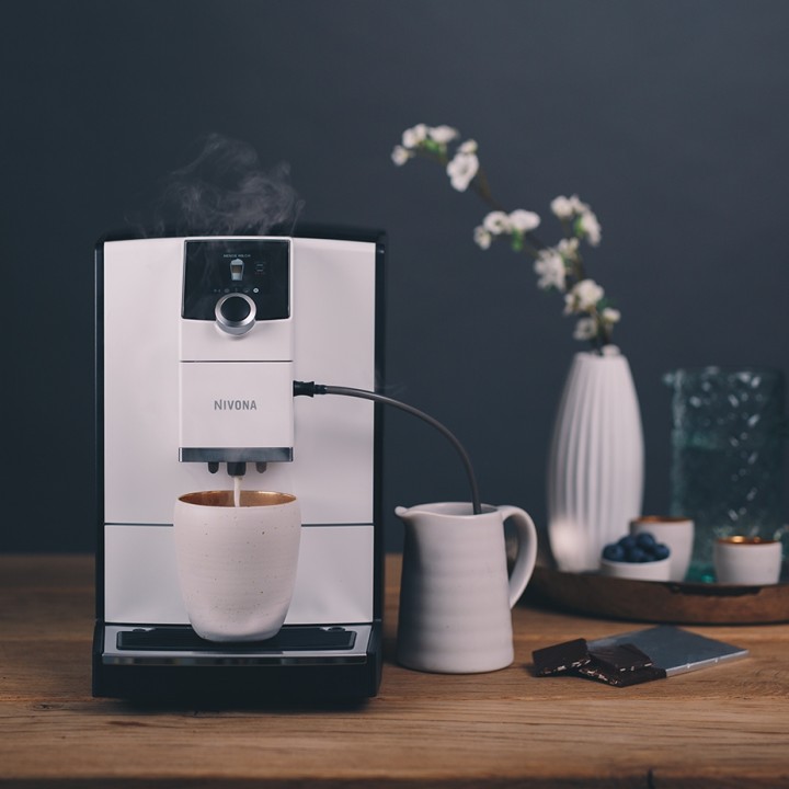 Nivona NICR 796 Hvid Espressomaskine Inkl. Mælkebeholder & 8x400g Rigtig Kaffe Organic