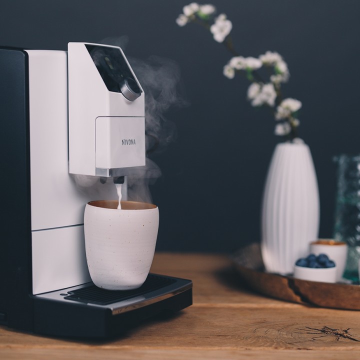 Nivona NICR 796 Hvid Espressomaskine Inkl. Mælkebeholder & 8x400g Rigtig Kaffe Organic