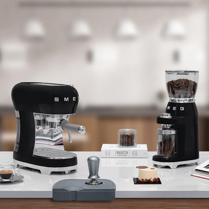 Smeg ECF02BLEU Espressomaskine Sort