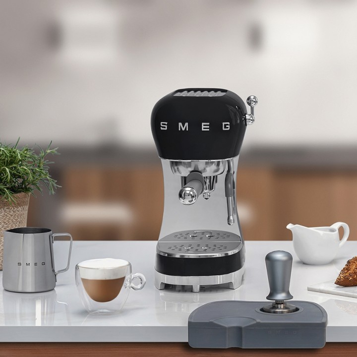 Smeg ECF02BLEU Espressomaskine Sort