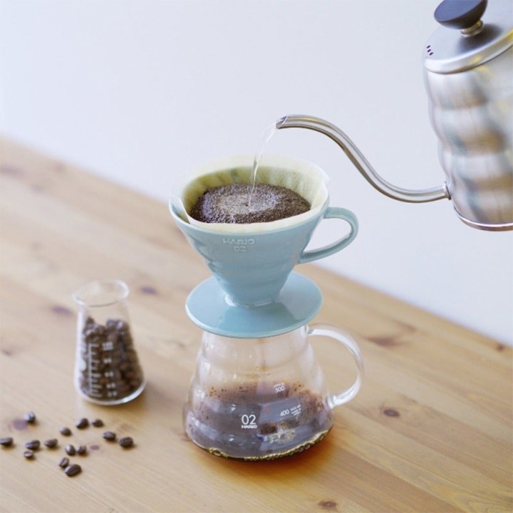 Hario Filterbryg Sæt Inkl. V60-02 Keramik Dripper 2 Kop, Server 0,6 L & Kedel Hario Filterbryg Sæt Inkl. V60-02 Keramik Dripper 2 Kop, Server 0,6 L & Kedel